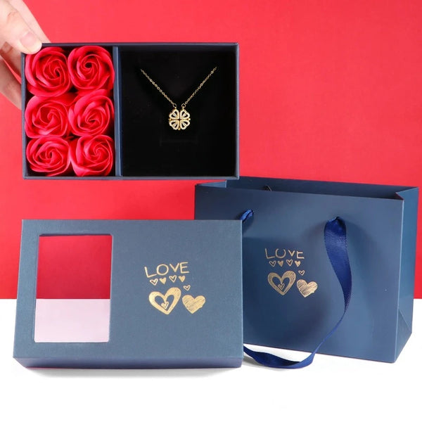 Descubra o encanto do Colar Magnético Trevo Coração, o presente perfeito. Feito com materiais de alta qualidade, este colar combina o charme do trevo com o amor do coração, simbolizando sorte e amor duradouro. Surpreenda com um presente único e romântico, expressando seu carinho de forma especial.