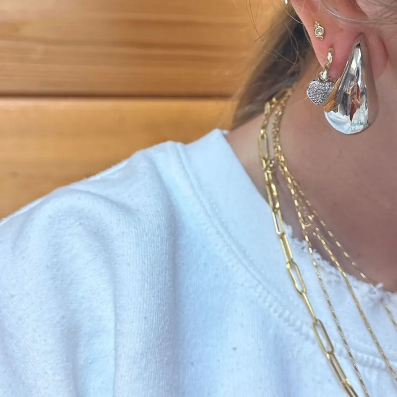 Descubra os Brincos Elegance, perfeitos para adicionar Luxo e Elegância ao seu look. Com design Gota Dourado, esses brincos são ideais para qualquer Festa ou evento Fashion. Estilo único, que combina Glamour e Modernidade, ideal para a mulher Charmosa. Brincos Elegance: a escolha certa para um visual de destaque.