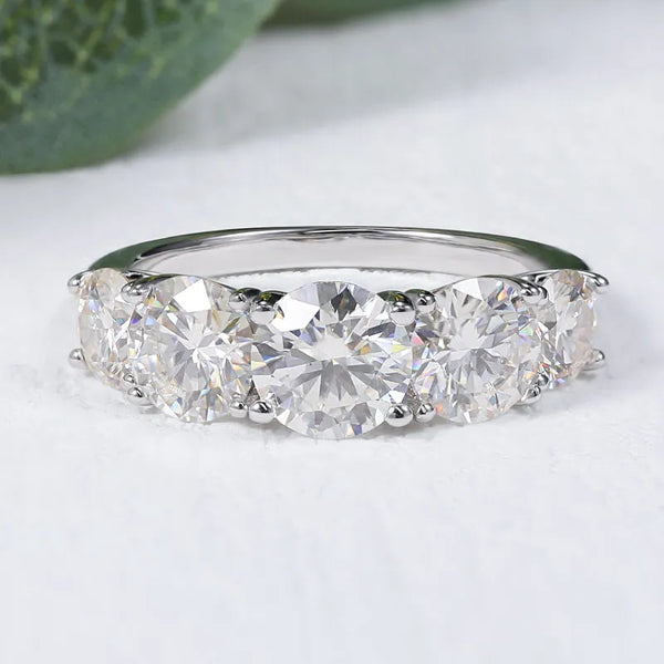Explore o Anel Luminar, uma joia onde a prata esterlina S925 encontra um Moissanite de 3.6CT. Com grau de clareza VVS1 e cor D, este anel é sinônimo de elegância. Corte redondo preciso e certificado GRA incluído. Adicione um toque de sofisticação ao seu estilo, capturando olhares e cativando corações.