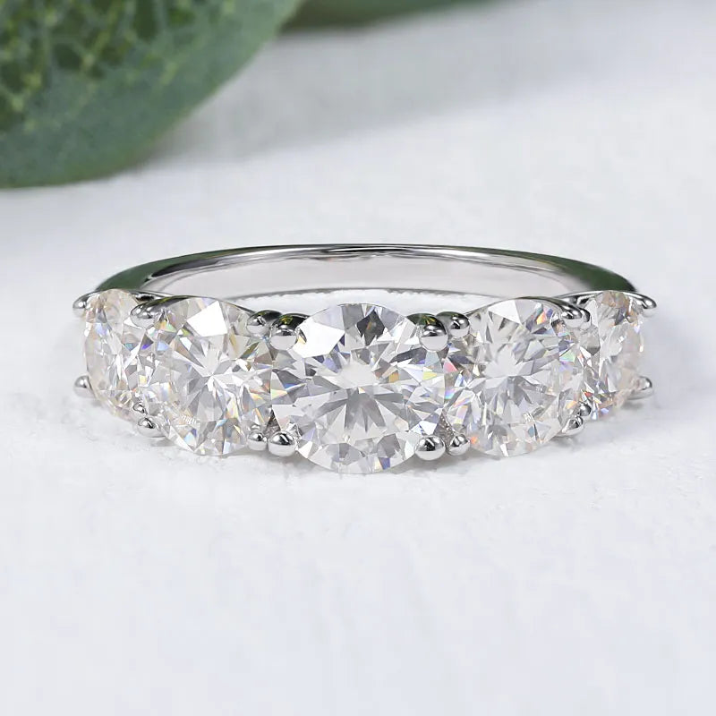 Explore o Anel Luminar, uma joia onde a prata esterlina S925 encontra um Moissanite de 3.6CT. Com grau de clareza VVS1 e cor D, este anel é sinônimo de elegância. Corte redondo preciso e certificado GRA incluído. Adicione um toque de sofisticação ao seu estilo, capturando olhares e cativando corações.