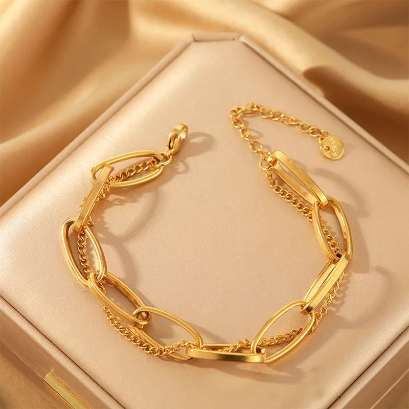 Descubra a pulseira dourada que une o estilo Hiphop e Rock. Feita em liga de zinco com corrente de aço inoxidável, oferece durabilidade sem igual. Seu design moderno e elegante é ideal para qualquer ocasião. Com fecho seguro e tamanho perfeito de 17+5cm, é a escolha certa para quem busca qualidade e estilo.