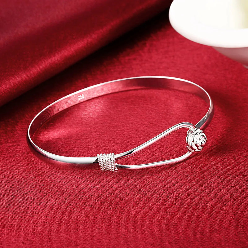 Descubra a Elegância Redefinida com o Conjunto Prata! Composto por Prata 925 e um Design Floral Encantador, É a Escolha Perfeita para Adicionar um Toque de Luxo a Qualquer Look. Ideal para Ocasiões Especiais ou para Elevar Seu Estilo Diário. Experimente o Charme e que Só o Conjunto Prata Elegância Pode Oferecer! 