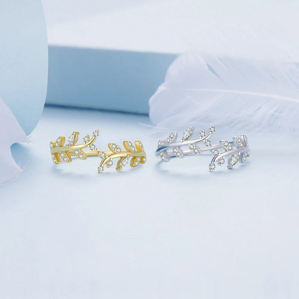 Descubra a sofisticação do Anel Folha Prata 925, uma joia ajustável com zircônia brilhante. Este anel delicado e elegante, feito para mulheres que buscam estilo único, é perfeito para ocasiões especiais. Com design exclusivo, o Anel Folha proporciona um toque de Glamour e é uma escolha refinada. Compre com frete grátis