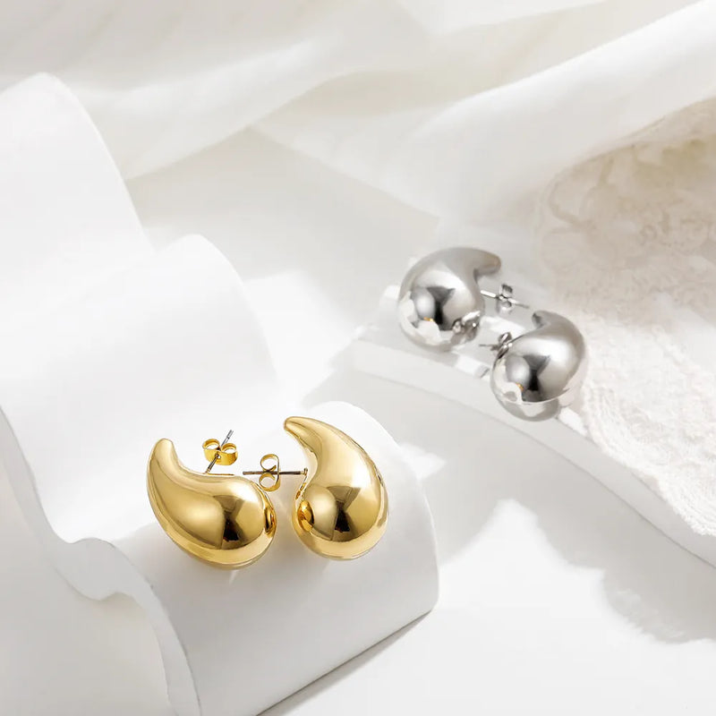 Descubra os Brincos Elegance, perfeitos para adicionar Luxo e Elegância ao seu look. Com design Gota Dourado, esses brincos são ideais para qualquer Festa ou evento Fashion. Estilo único, que combina Glamour e Modernidade, ideal para a mulher Charmosa. Brincos Elegance: a escolha certa para um visual de destaque.