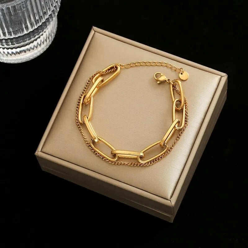 Descubra a pulseira dourada que une o estilo Hiphop e Rock. Feita em liga de zinco com corrente de aço inoxidável, oferece durabilidade sem igual. Seu design moderno e elegante é ideal para qualquer ocasião. Com fecho seguro e tamanho perfeito de 17+5cm, é a escolha certa para quem busca qualidade e estilo.