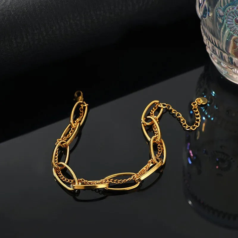 Descubra a pulseira dourada que une o estilo Hiphop e Rock. Feita em liga de zinco com corrente de aço inoxidável, oferece durabilidade sem igual. Seu design moderno e elegante é ideal para qualquer ocasião. Com fecho seguro e tamanho perfeito de 17+5cm, é a escolha certa para quem busca qualidade e estilo.