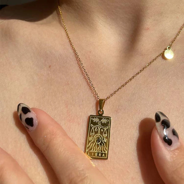 Descubra a elegância celestial com nosso Colar Zodíaco Dourado. Feito de aço inoxidável de alta qualidade, esse acessório vintage combina moda e astrologia, perfeito para presentear e expressar seu estilo único. Adorne-se com glamour cósmico, incorporando a tendência da moda astrologia em seu visual diário.