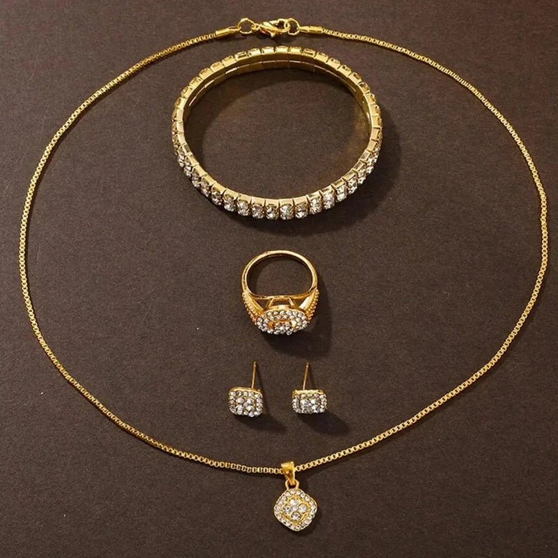 Descubra o Conjunto Luxo Dourado, uma combinação perfeita de Elegância e Sofisticação. Este Conjunto inclui um Relógio, Pulseira, Colar e Brincos de Strass, proporcionando um Estilo Versátil para todas as ocasiões. Adorne-se com Glamour e Celebre Sua Singularidade com este Conjunto Completo de Acessórios de Luxo.