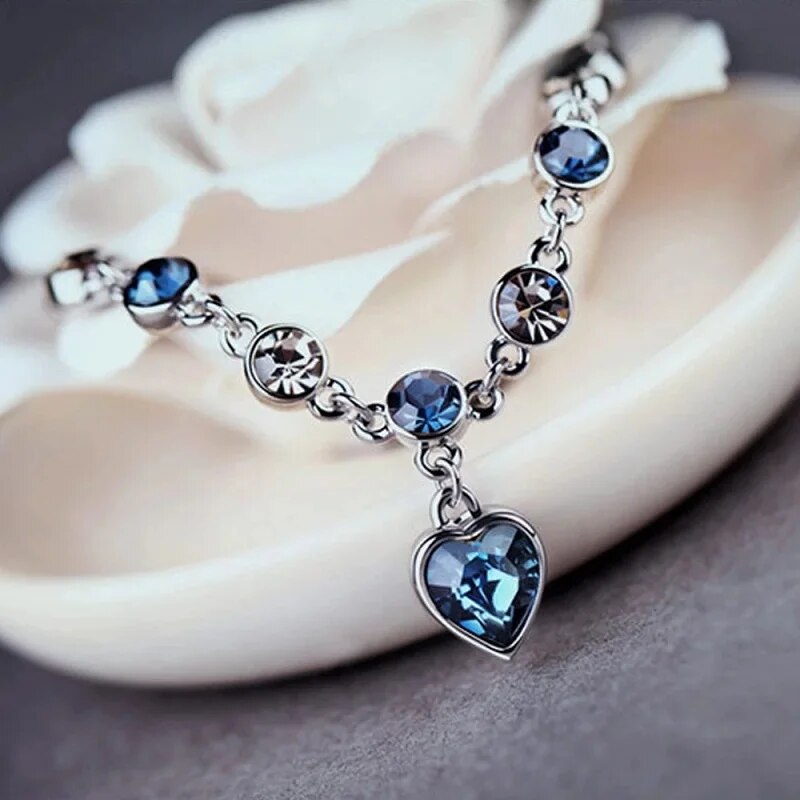 Descubra a Pulseira Encanto do Mar, a joia que une Elegância, Beleza e Estilo em um design exclusivo. Adornada com um Cristal Azul reluzente e banho de Prata refinada, cada detalhe é um toque de Luxo ao seu look. Ideal para Presente, esta Pulseira é o símbolo de Sofisticação e Requinte que toda mulher deseja possuir.