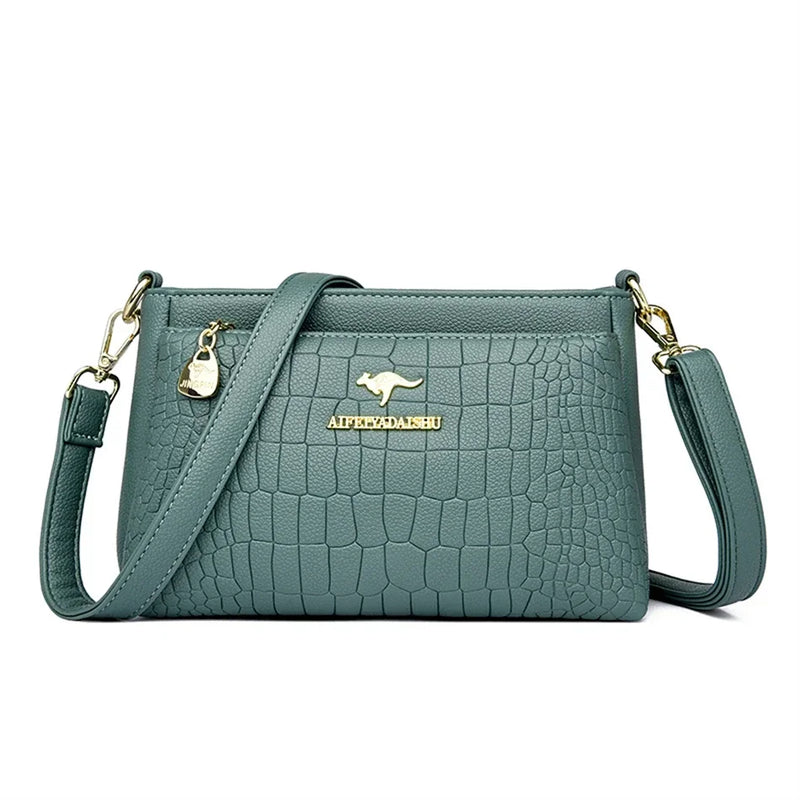 Descubra a sofisticação da Bolsa Luxo Ônix, uma expressão única de Elegância e Versatilidade. Confeccionada em Microfiber de Alta Qualidade, esta bolsa Designer combina o Casual com a Durabilidade. Seja única com a Bolsa Crossbody Ônix da Glamure, uma escolha de Estilo e Alta Qualidade para a mulher moderna.
