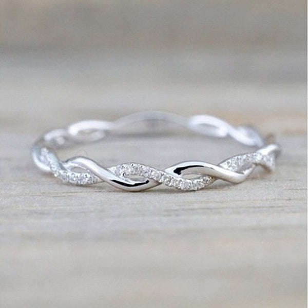 Descubra o Anel Twist Brilhante, o perfeito equilíbrio entre Elegância e Sofisticação. Escolha entre Ouro Rosé e Prateado, em Estilo Europeu e Americano. Feito de Liga de Estanho durável, este Anel Moda é o complemento ideal para qualquer look. Disponível em tamanhos variados e com uma largura sutil de 2mm.