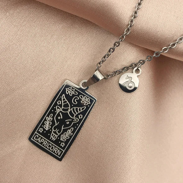 Descubra a elegância celestial com nosso Colar Zodíaco Dourado. Feito de aço inoxidável de alta qualidade, esse colar vintage combina moda e astrologia, perfeito para presentear e expressar seu estilo único. Adorne-se com glamour cósmico, incorporando a tendência da moda astrologia em seu visual diário.