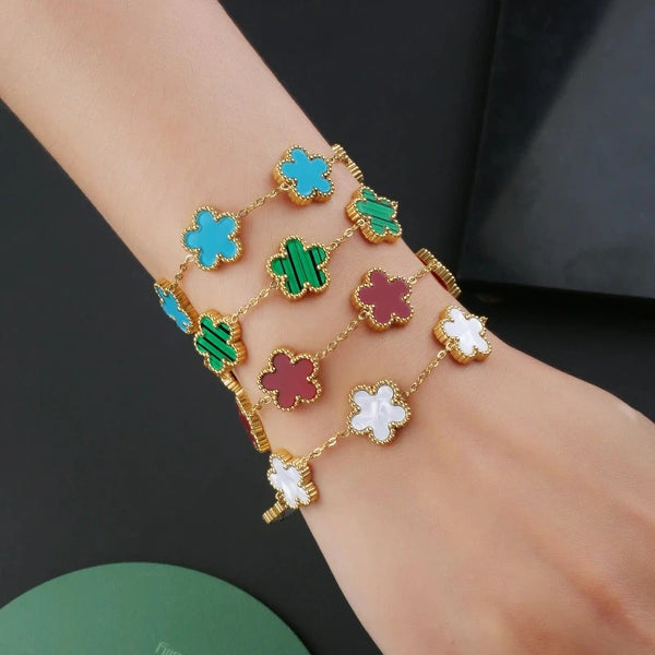 Descubra a Pulseira Trevo Da Sorte Colorido, folheada a Ouro, ajustável e hipoalergênica. Feita em Aço Inoxidável, é resistente à água e sustentável. Ideal como presente, essa Pulseira Charmosa e versátil adiciona um toque moderno e elegante ao seu estilo, mantendo a durabilidade e a beleza. Compre com frete grátis!