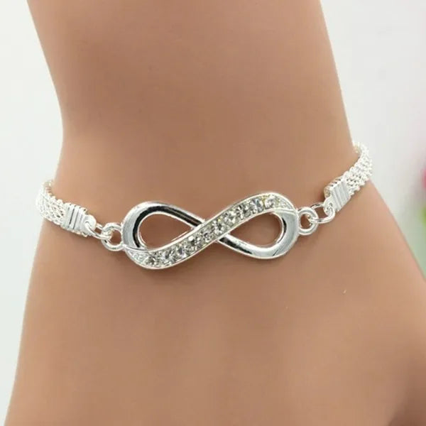 Descubra a sofisticação da Pulseira Infinito Crystal. Um acessório unissex em 8 Shape, perfeito para um estilo elegante e moderno. Com cristais delicadamente incrustados, esta pulseira é a escolha ideal para quem busca um toque de glamour versátil. Adquira já essa joia exclusiva e eleve seu estilo a novas alturas.