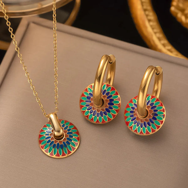 Descubra o charme único do Conjunto Vintage Flor Aço. Com um design exclusivo em aço inoxidável 316L, este Conjunto oferece elegância atemporal e durabilidade excepcional. Seja versátil em ocasiões diversas, do trabalho a eventos sociais. Invista em sofisticação com este Conjunto Leve e Ajustável.