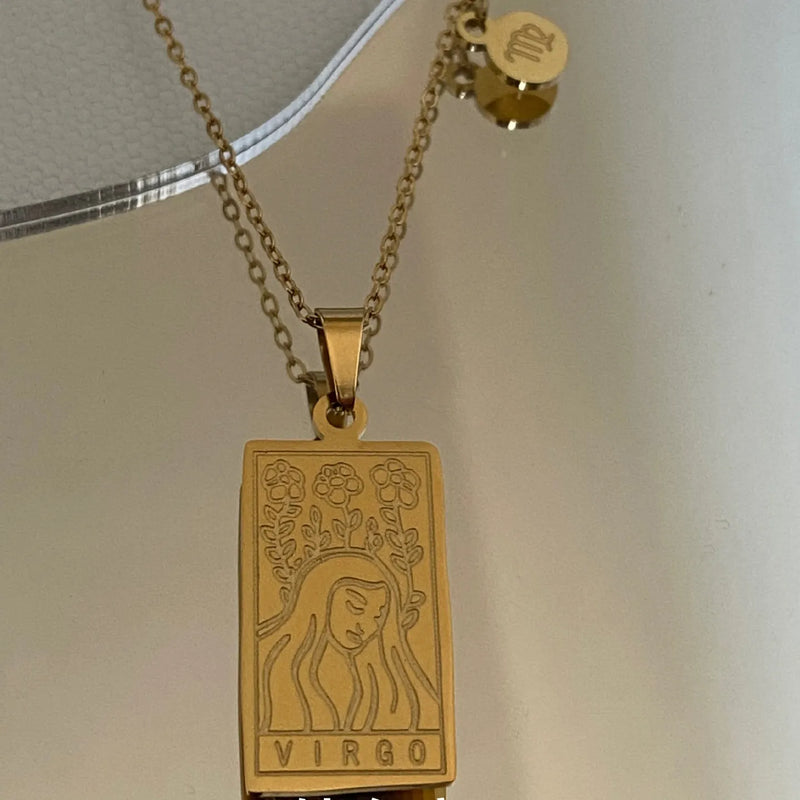 Descubra a elegância celestial com nosso Colar Zodíaco Dourado. Feito de aço inoxidável de alta qualidade, esse acessório vintage combina moda e astrologia, perfeito para presentear e expressar seu estilo único. Adorne-se com glamour cósmico, incorporando a tendência da moda astrologia em seu visual diário.