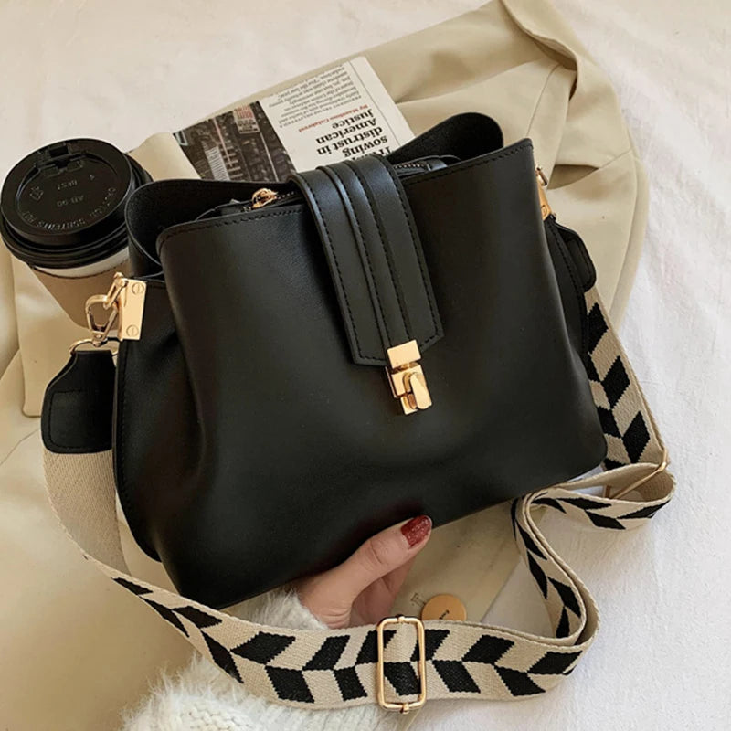 Descubra a versatilidade incomparável da Bolsa Fashion, projetada para a mulher moderna. Confeccionada com qualidade premium, essa bolsa bucket proporciona uma fusão perfeita entre moda urbana e durabilidade duradoura. Adquira já e eleve seu estilo com a Glamure, onde cada peça é uma expressão de sofisticação.