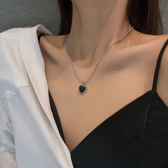 Descubra o Colar Coração Sensitivo que Muda com Seu Humor. Design Trendy e único, Pedra Sensível à Temperatura reflete suas emoções. Ideal para Festas, este Colar Fashion é o complemento perfeito. Confeccionado em Liga de Zinco, durabilidade garantida. Adicione estilo com este Pingente de Coração.