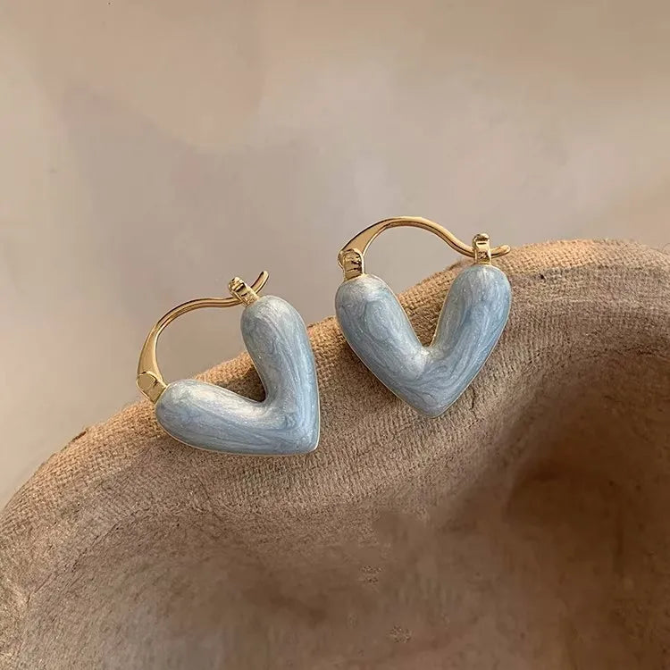 Descubra o encanto do Brinco Coração. Leve e elegante, é o acessório perfeito para mulheres que buscam sofisticação. Feito em metal de alta qualidade, é uma joia simples e versátil, ideal para expressar amor e estilo em qualquer ocasião. Aproveite hoje a promoção + frete grátis para todo o Brasil.