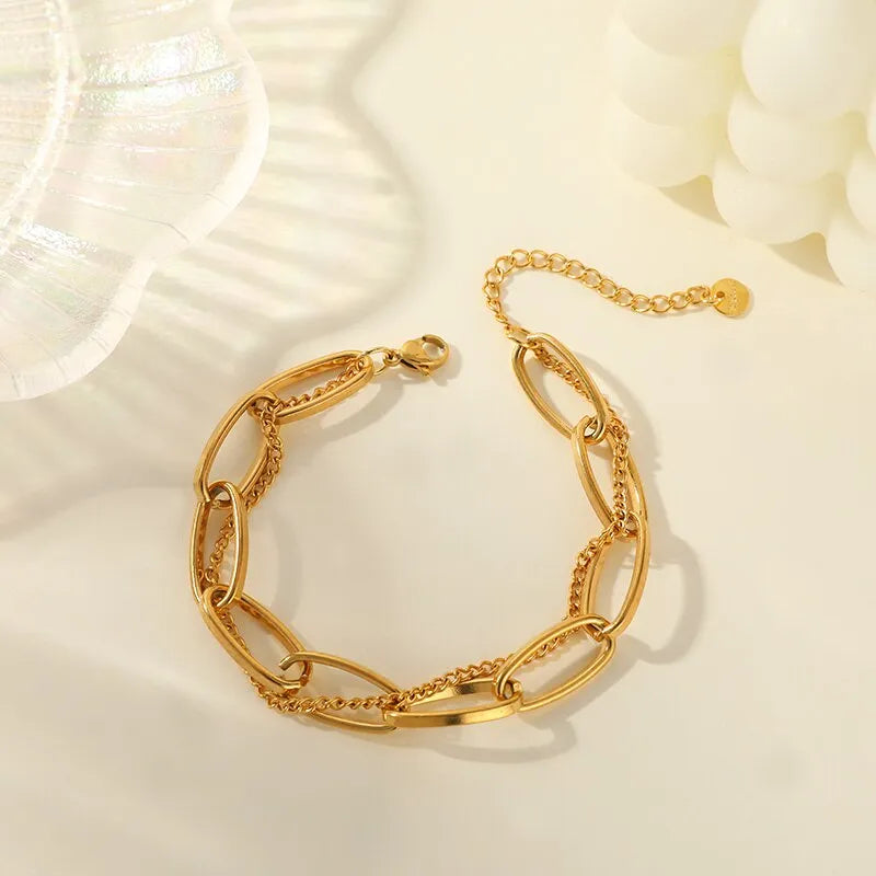 Descubra a pulseira dourada que une o estilo Hiphop e Rock. Feita em liga de zinco com corrente de aço inoxidável, oferece durabilidade sem igual. Seu design moderno e elegante é ideal para qualquer ocasião. Com fecho seguro e tamanho perfeito de 17+5cm, é a escolha certa para quem busca qualidade e estilo.