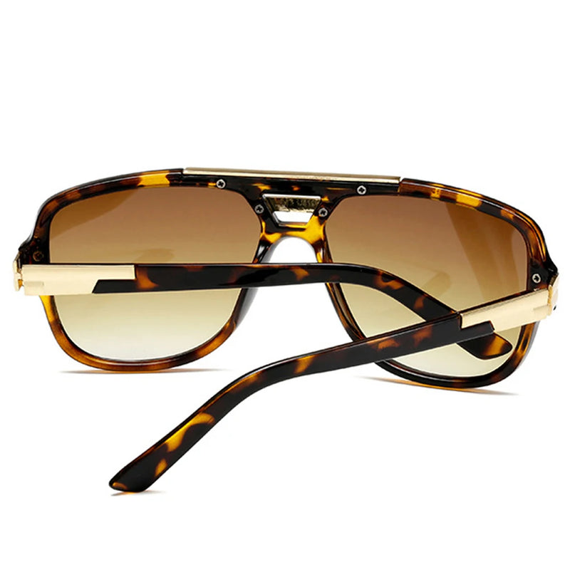 Descubra o charme dos Óculos Feminino Vintage Quadrado, perfeitos para quem busca elegância e proteção. Feitos com lentes de alta qualidade, oferecem Proteção UV400. Ideal para quem procura um acessório de Sol versátil e sofisticado, para complementar qualquer look com estilo. Adquira já o seu e destaque-se com glamour