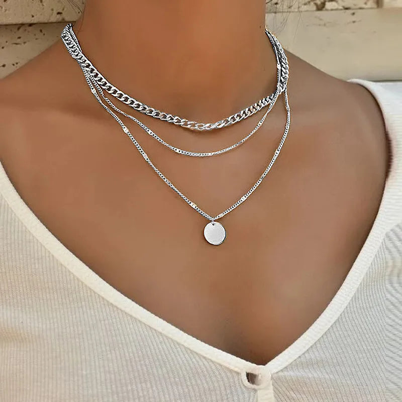 Descubra o Colar Multicamadas Vintage, a perfeita união entre Elegância e Design Atemporal. Feito em Liga de Zinco, este Colar é ideal para qualquer Festa ou ocasião especial. Com Pingente Redondo e Corrente Link, seu look será realçado por este acessório de Moda. A escolha perfeita para quem valoriza detalhes e estilo