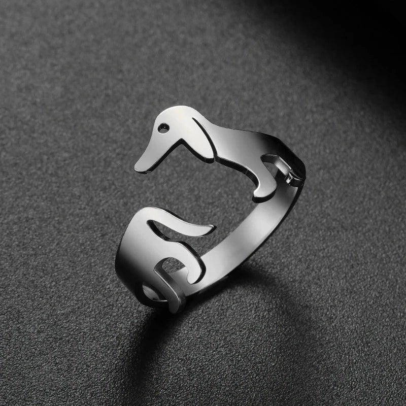 Descubra o encanto do Anel Basset Dog Charmoso, perfeito para quem ama cachorros. Feito de aço inoxidável hipoalergênico, este anel ajustável é uma escolha elegante e durável. Celebre seu amor pelos animais com estilo! Compre hoje com frete grátis e desconto pagando no PIX!