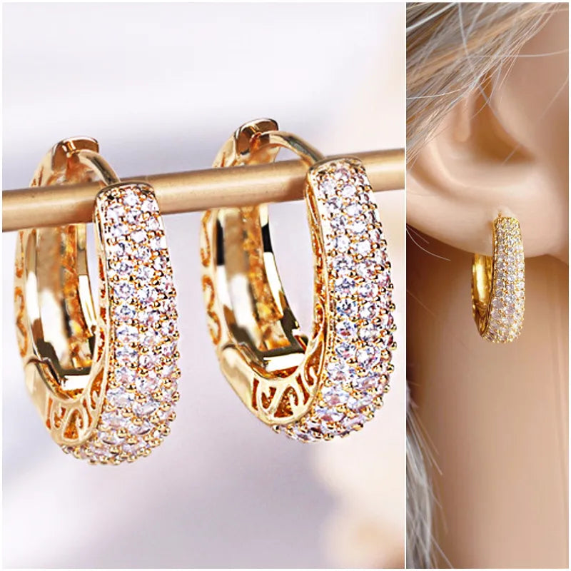 Descubra a sofisticação dos Brincos Luxuosos de Zircônia. Design Vazado em Ouro, esses brincos combinam Elegância e Estilo, elevando seu visual. Seja na Moda Fashion ou em eventos, esses Acessórios Femininos expressam Glamour e Versatilidade. Invista em Joias que celebram sua Singularidade.