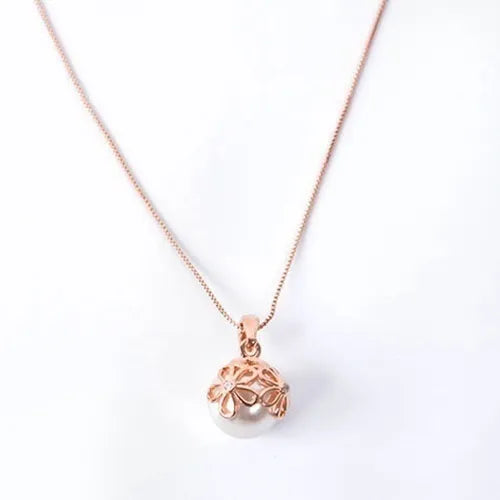 Descubra a Elegância de um Conjunto de Joias Exclusivo. Pérola Simulada de Alta Qualidade, Brincos e Colar Radiantes. Ideal para Festas, Noivas e Presentes Elegantes. Durabilidade e Brilho em Liga de Zinco. Destaque-se com Estilo e Sofisticação. Adquira o Seu!