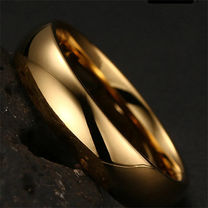 Anel banhado em Ouro 18k e aço inoxidável traz requinte singular para celebrar seu Casamento e compromisso eterno com muito estilo. Aliança impecável combina Elegante design exclusivo com impressionante Durabilidade para acompanhá-la por toda vida.