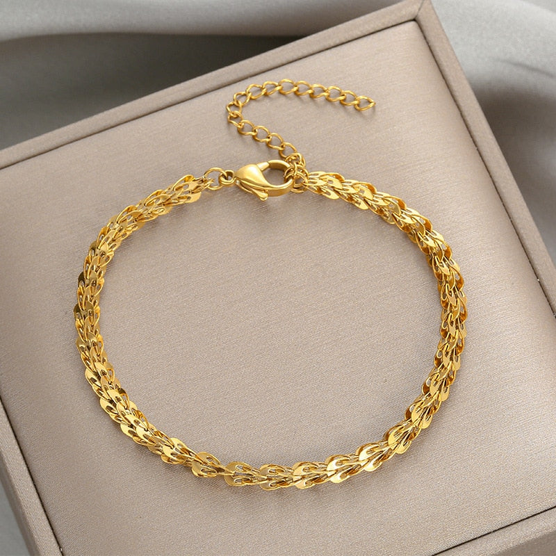 Descubra a verdadeira essência da sofisticação com esta Pulseira Geométrica. Feita de Aço Inoxidável 316L durável, este acessório não é apenas sobre beleza, mas também resistência. Com Estilo Trendy e Design Geométrico, é a escolha perfeita para momentos especiais. Garanta o seu!