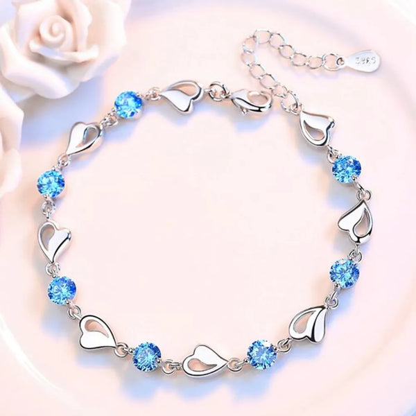 Descubra a elegância feminina com a Pulseira Prata 925 Coração Encantado Zircônia. Feita para mulheres que valorizam sofisticação, esta pulseira é adornada com um encantador coração de zircônia. Perfeita para diversas ocasiões, esta pulseira é um acessório fino e delicado que complementa qualquer estilo. 