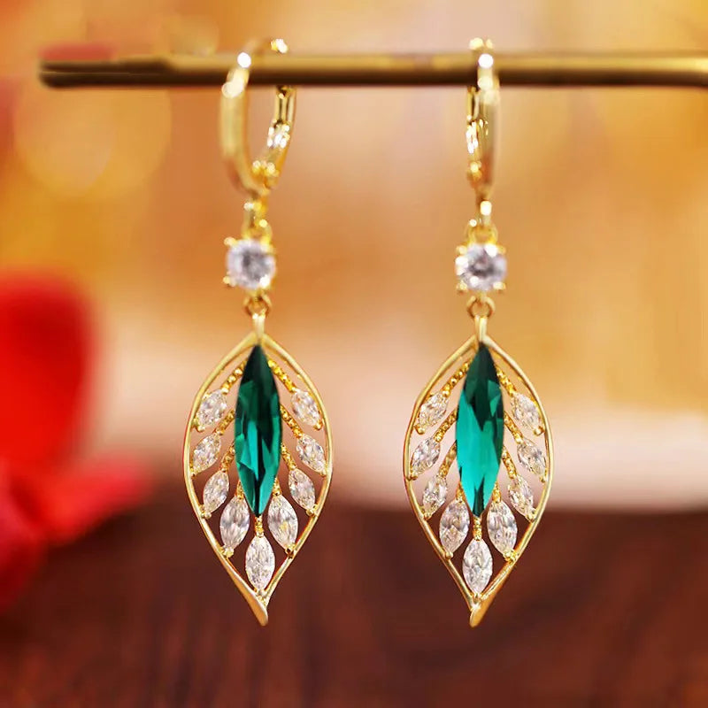 Descubra o encanto do Brinco Folha Dourado com Zircônia, uma peça elegante e versátil para completar seu look. Feito com metal de alta qualidade, este Brinco Clássico é perfeito para festas, casamentos e eventos especiais. Adicione um toque de glamour ao seu visual com este Brinco Sofisticado.