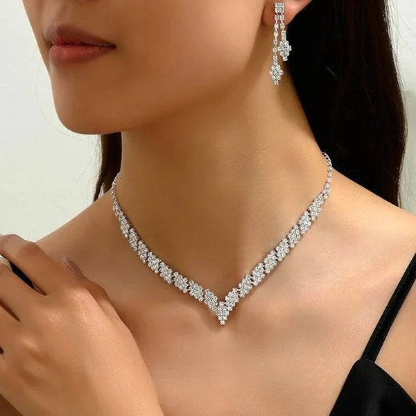 Descubra a exclusividade com o Conjunto de Joias Elegância. Peças com zircônias brilhantes, acabamento de ouro e qualidade impecável para eventos especiais. Adicione um toque de luxo ao seu visual com acessórios que destacam sua beleza e estilo.