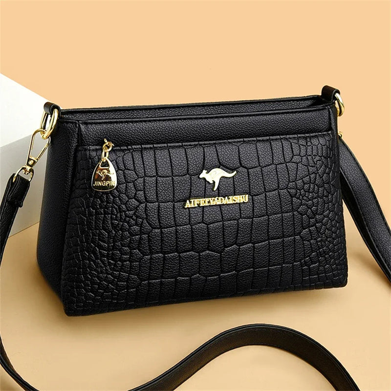 Descubra a sofisticação da Bolsa Luxo Ônix, uma expressão única de Elegância e Versatilidade. Confeccionada em Microfiber de Alta Qualidade, esta bolsa Designer combina o Casual com a Durabilidade. Seja única com a Bolsa Crossbody Ônix da Glamure, uma escolha de Estilo e Alta Qualidade para a mulher moderna.