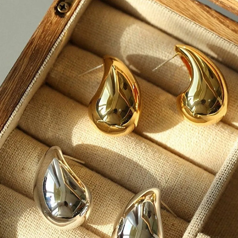 Descubra os Brincos Elegance, perfeitos para adicionar Luxo e Elegância ao seu look. Com design Gota Dourado, esses brincos são ideais para qualquer Festa ou evento Fashion. Estilo único, que combina Glamour e Modernidade, ideal para a mulher Charmosa. Brincos Elegance: a escolha certa para um visual de destaque.