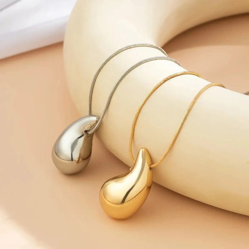 Descubra o Conjunto Gota Preciosa, perfeito para adicionar um toque de Elegância aos seus eventos. Este Conjunto Joias Vintage, incluindo Brincos Dourados e Colar Prateado, é ideal para destacar seu estilo em qualquer Festa. Elegante e atemporal, é a escolha certa para a mulher moderna.