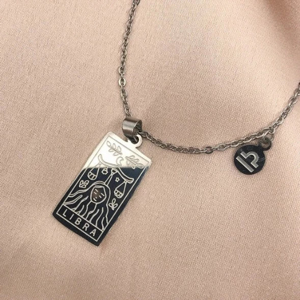 Descubra a elegância celestial com nosso Colar Zodíaco Dourado. Feito de aço inoxidável de alta qualidade, esse colar vintage combina moda e astrologia, perfeito para presentear e expressar seu estilo único. Adorne-se com glamour cósmico, incorporando a tendência da moda astrologia em seu visual diário.