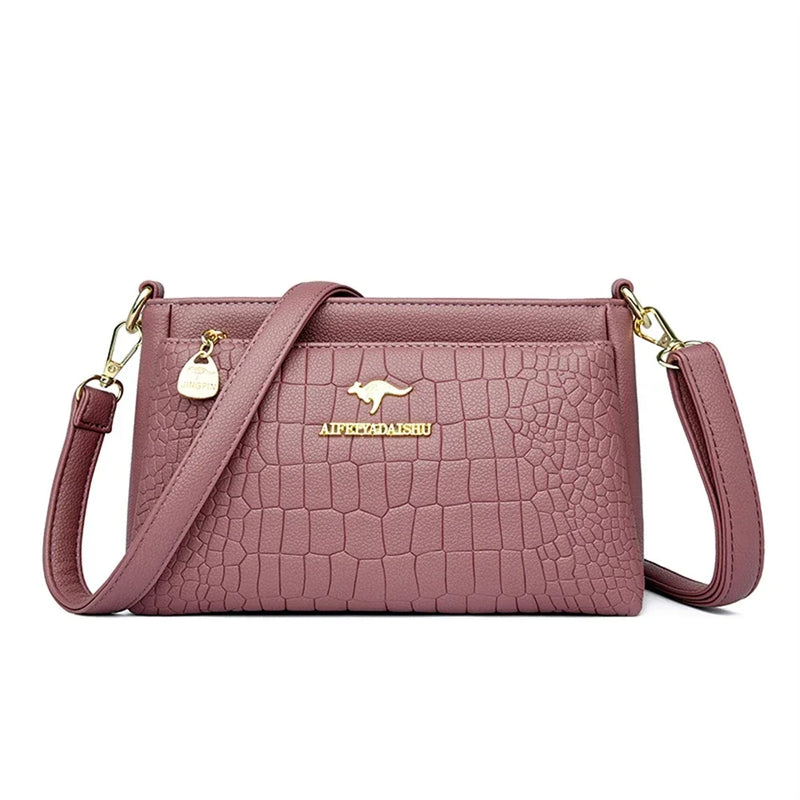 Descubra a sofisticação da Bolsa Luxo Ônix, uma expressão única de Elegância e Versatilidade. Confeccionada em Microfiber de Alta Qualidade, esta bolsa Designer combina o Casual com a Durabilidade. Seja única com a Bolsa Crossbody Ônix da Glamure, uma escolha de Estilo e Alta Qualidade para a mulher moderna.
