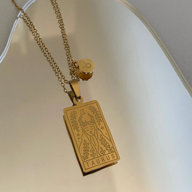 Descubra a elegância celestial com nosso Colar Zodíaco Dourado. Feito de aço inoxidável de alta qualidade, esse acessório vintage combina moda e astrologia, perfeito para presentear e expressar seu estilo único. Adorne-se com glamour cósmico, incorporando a tendência da moda astrologia em seu visual diário.