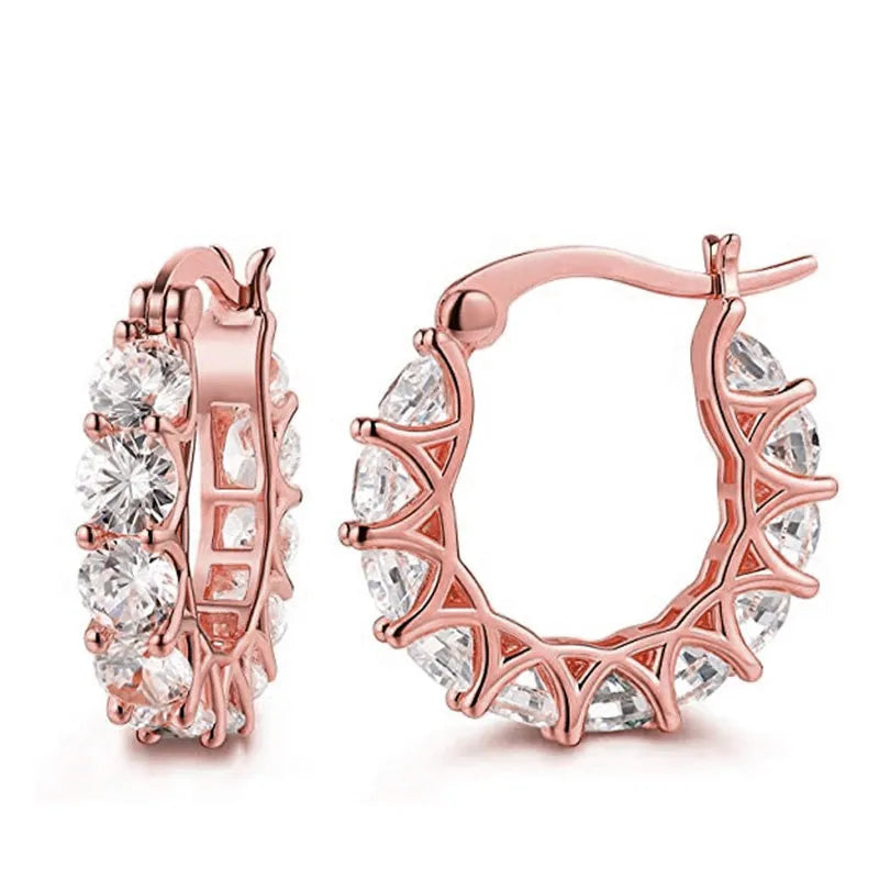 Descubra Brincos Hoop com Cristais de Zircônia, o acessório perfeito para ocasiões especiais. Feitos com Cobre de alta qualidade e detalhes de Zircônia brilhante, estes brincos são a combinação perfeita de Elegância e Fashion. Delicado, mas fazendo uma afirmação. 