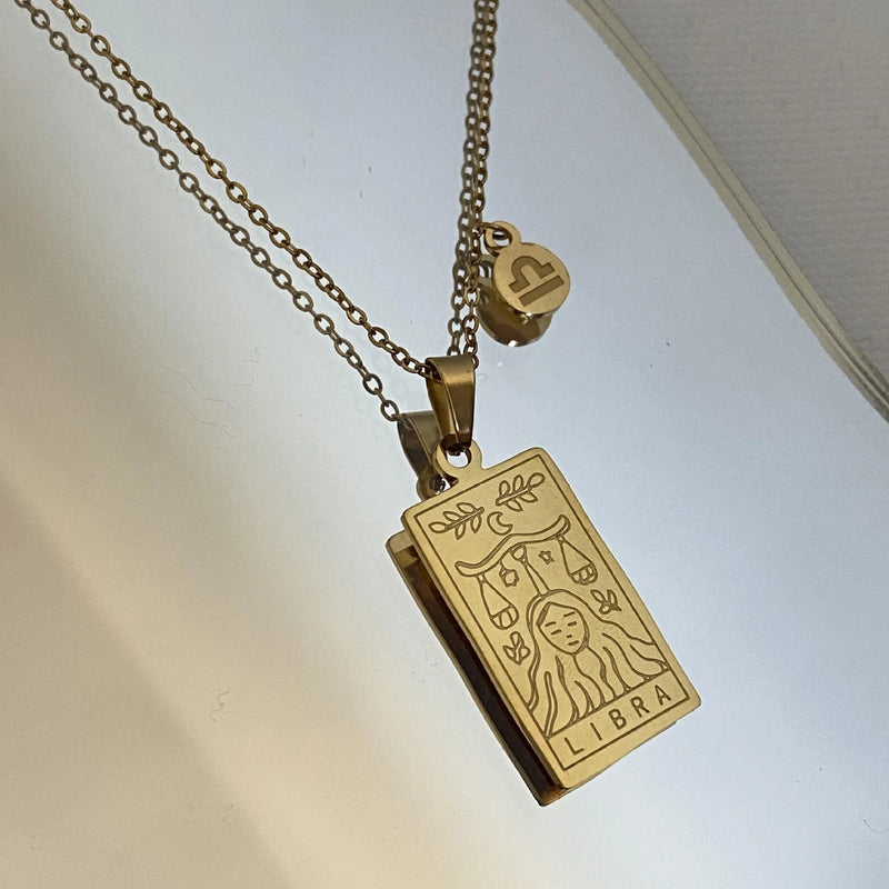 Descubra a elegância celestial com nosso Colar Zodíaco Dourado. Feito de aço inoxidável de alta qualidade, esse acessório vintage combina moda e astrologia, perfeito para presentear e expressar seu estilo único. Adorne-se com glamour cósmico, incorporando a tendência da moda astrologia em seu visual diário.
