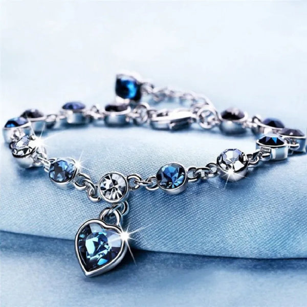 Descubra a Pulseira Encanto do Mar, a joia que une Elegância, Beleza e Estilo em um design exclusivo. Adornada com um Cristal Azul reluzente e banho de Prata refinada, cada detalhe é um toque de Luxo ao seu look. Ideal para Presente, esta Pulseira é o símbolo de Sofisticação e Requinte que toda mulher deseja possuir.
