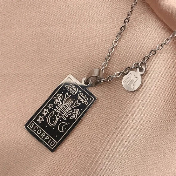 Descubra a elegância celestial com nosso Colar Zodíaco Dourado. Feito de aço inoxidável de alta qualidade, esse colar vintage combina moda e astrologia, perfeito para presentear e expressar seu estilo único. Adorne-se com glamour cósmico, incorporando a tendência da moda astrologia em seu visual diário.