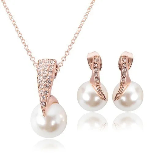 Descubra a Elegância de um Conjunto de Joias Exclusivo. Pérola Simulada de Alta Qualidade, Brincos e Colar Radiantes. Ideal para Festas, Noivas e Presentes Elegantes. Durabilidade e Brilho em Liga de Zinco. Destaque-se com Estilo e Sofisticação. Adquira o Seu!