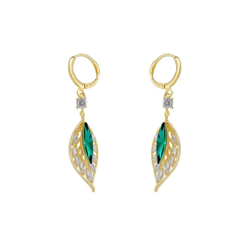 Descubra o encanto do Brinco Folha Dourado com Zircônia, uma peça elegante e versátil para completar seu look. Feito com metal de alta qualidade, este Brinco Clássico é perfeito para festas, casamentos e eventos especiais. Adicione um toque de glamour ao seu visual com este Brinco Sofisticado.