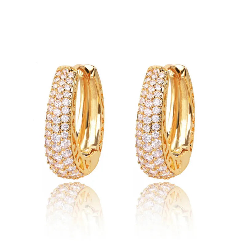 Descubra a sofisticação dos Brincos Luxuosos de Zircônia. Design Vazado em Ouro, esses brincos combinam Elegância e Estilo, elevando seu visual. Seja na Moda Fashion ou em eventos, esses Acessórios Femininos expressam Glamour e Versatilidade. Invista em Joias que celebram sua Singularidade.