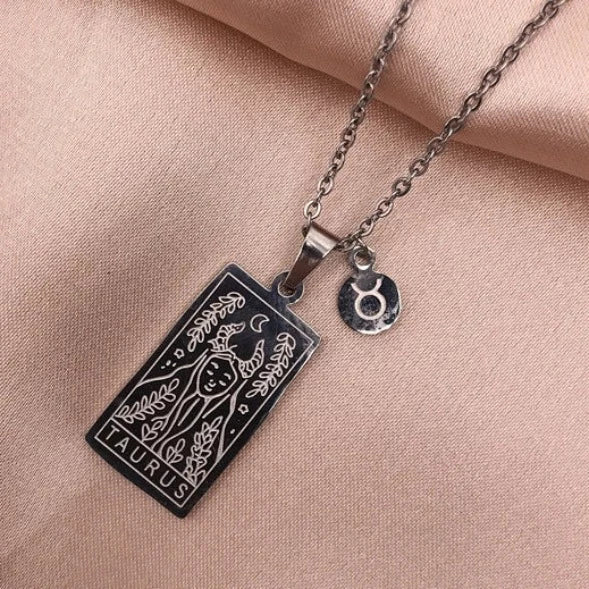 Descubra a elegância celestial com nosso Colar Zodíaco Dourado. Feito de aço inoxidável de alta qualidade, esse colar vintage combina moda e astrologia, perfeito para presentear e expressar seu estilo único. Adorne-se com glamour cósmico, incorporando a tendência da moda astrologia em seu visual diário.
