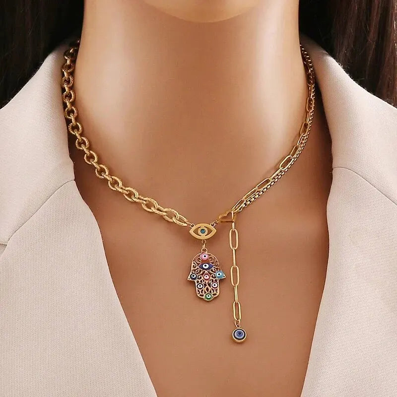 Descubra o Colar Mão De Fátima em Aço Inoxidável, com design Multicolorido e Dourado. Este Colar Feminino oferece Proteção e Estilo, sendo Resistente à Água, Durável e Hipoalergênico. Ideal para Festas e uso diário, combina Moda e Espiritualidade em uma peça única.