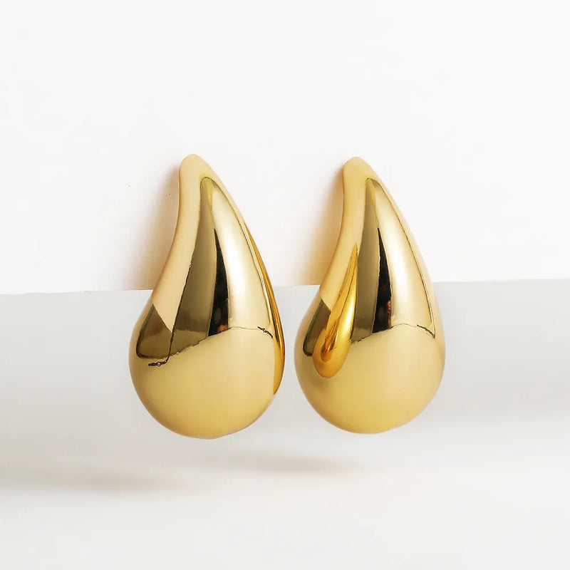Descubra os Brincos Elegance, perfeitos para adicionar Luxo e Elegância ao seu look. Com design Gota Dourado, esses brincos são ideais para qualquer Festa ou evento Fashion. Estilo único, que combina Glamour e Modernidade, ideal para a mulher Charmosa. Brincos Elegance: a escolha certa para um visual de destaque.